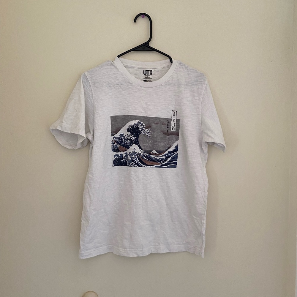 Uniqlo UT Hokusai shirt, size M